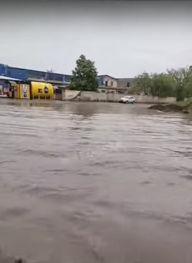 Новый потоп в Одессе: на видео показали, как патрульные искупали пешехода