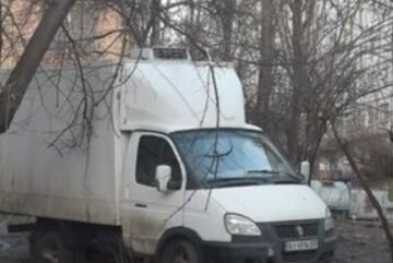 В Киеве наказание настигло наглого "героя парковки", фото: даже три авто не смогли его вытащить
