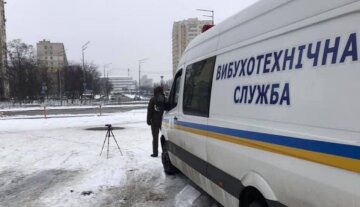 В Киеве бросили гранату возле многоэтажки: на место срочно съехались спасатели, фото
