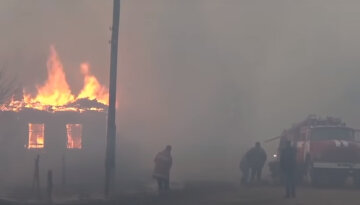 Огонь уничтожает все вокруг, на помощь подняты ВСУ и техника: кадры апокалипсиса под Житомиром
