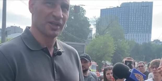 З'явилися кадри та подробиці ракетного удару по Києву, є постраждалі: