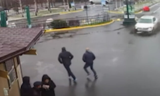 ЧП в экс-резиденции Януковича, чудесное спасение девушки попало на камеры: "Ого, как повезло"