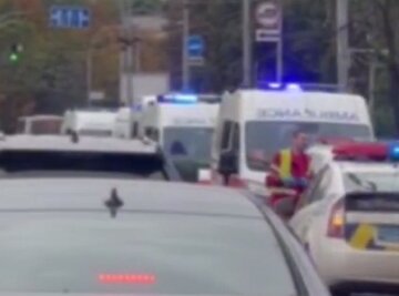 Багато постраждалих: важка ДТП в Києві, Мерседес відправив забиту людьми маршрутку в стовп