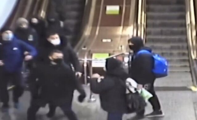 В Киеве подростки устроили жестокое побоище в метро, видео: "проломанный череп, гематомы и рваные раны"