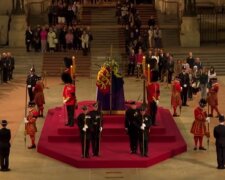 "Упал прямо на пол": ЧП произошло у гроба с королевой Елизаветой II, видео