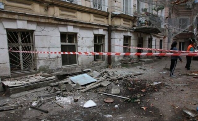 Шматок фасаду обрушився на голови перехожих в центрі Одеси: кадри інциденту