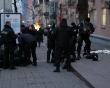 Каски і бронежилети: як “чорні чоловічки” готуються до віче на Майдані (фото)
