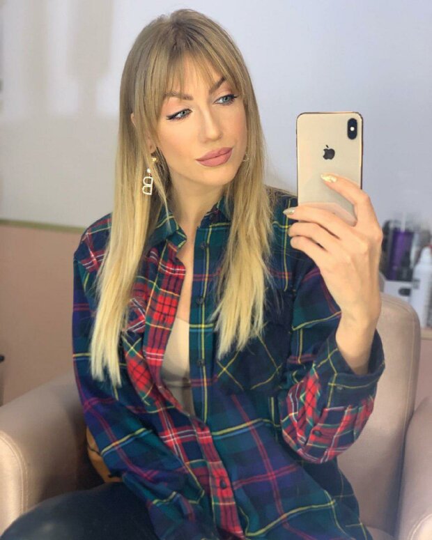 Никитюк расстегнула рубашку, сверкнув бежевым бельем: "Так хочется..."