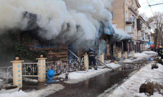 Масштабный огонь уничтожил популярный ресторан в центре Кривого Рога: видео последствий