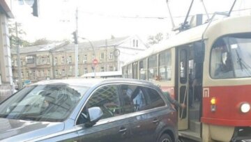 У самому серці Києва "герой парковки" повністю заблокував рух транспорту, фото:" залишив Audi і..."