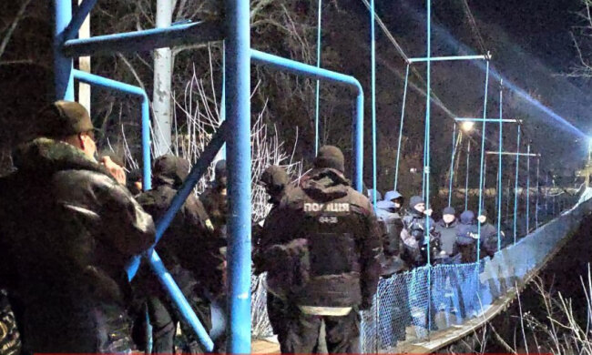 Нацгвардія розпочала зачистку в Нових Санжарах, знавіснілий натовп атакує з новою силою: кадри хаосу