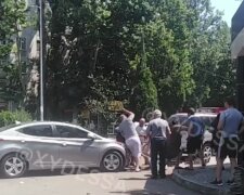 В Одессе водитель  устроил самосуд над пешеходом, видео: "в ход пошел стул"