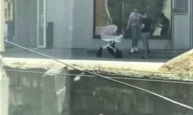 Напівоголені коханці не дотерпіли до спальні, кадри: не збентежила навіть мама з коляскою