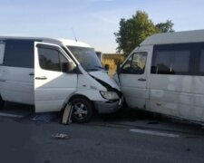 Масштабна аварія з пасажирським мікроавтобусом на українській трасі: кадри з місця ДТП