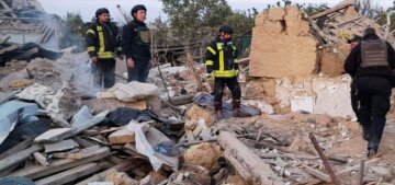 Оккупанты сбросили авиабомбу на дома, из-под завалов достали тела: подробности и кадры новой трагедии