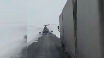 Как пройти в библиотеку: в Казахстане вертолет сел на дорогу (видео)