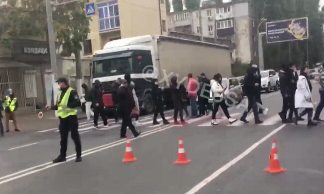 Одесситы восстали против отключения света, воды и отопления, дорога заблокирована: видео