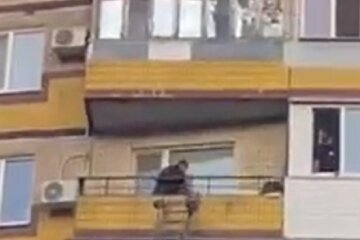 у Дніпрі неадекватна жінка з дитиною на балконі