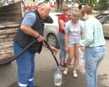 В Одессе жителей высотки оставили без воды из-за долгов: "Нам свыше сказали закрыть"
