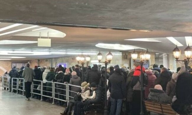 Колапс у метро Харкова, люди вишикувалися у величезні черги: кадри з місця