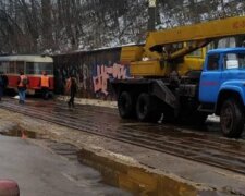 У Києві трамвай "загубив" колесо прямо на ходу і зійшов з рейок: фото з місця НП