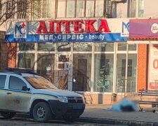 Трагедія сталася з жінкою біля аптеки в Одесі: фото з місця