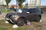 Наглый водитель нарвался на месть киевлян, фото: "Наказали любителя парковаться на зелёной зоне"