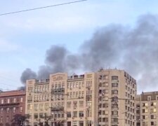Сильный пожар пылает в жилом доме в центре Киева: клубы дыма и языки пламени видны издалека