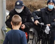 Мальчик пришел в полицию и умолял разыскать святого Николая: просил инвалидную коляску для брата