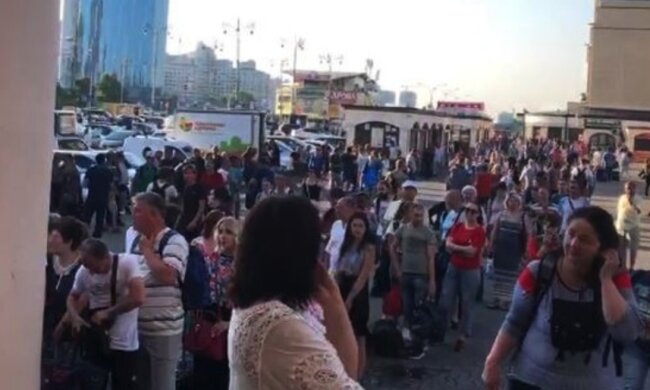 Переполох у Києві: натовпи людей не можуть потрапити в метро, фото подій