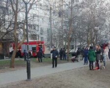В Киеве мужчина вышел из окна многоэтажки, детали ЧП: все закончилось трагично