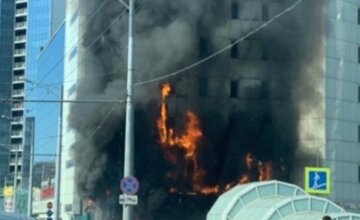 Масштабна пожежа спалахнула в ТЦ, людей екстрено евакуюють: перші деталі і кадри НП