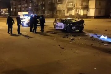 Кадри страшної аварії в Дніпрі: в таксі знаходилися жінки, подробиці