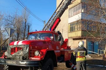 Взрыв раздался в многоэтажке, вниз полетели обломки окон: фото с места ЧП