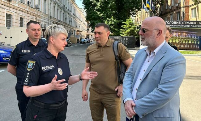 Президент АППУ Грігол Катамадзе передав МВС обладнання для блокпостів та перевезення поранених