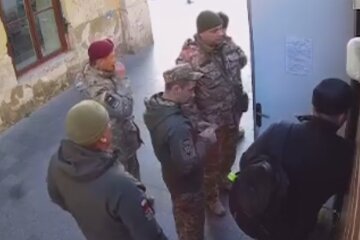 чоловіки у військовій формі силою витягнули паркувальника