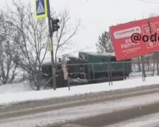 Вантажівка з військовими потрапила в аварію на трасі Одеса-Рені: "Вирішили через поле поїхати"