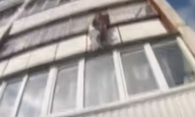 Жінка повисла на 5 поверсі в багатоповерхівці Києва: з'їхалася поліція