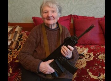Пережила Сталіна: після нападу путіна 93-річна українка вперше в житті взяла зброю в руки