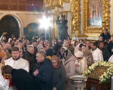 "Сохрани нашу Украину и весь народ": тысячи украинцев молились во время литургии в Лавре