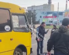 Маршрутка с пассажирами попала в аварию в Одессе, женщина посреди дороги: видео ДТП