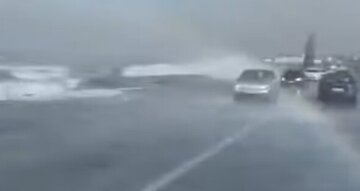 Сильний шторм обрушився на Об'їзну дорогу в Одесі: кадри облетіли мережу
