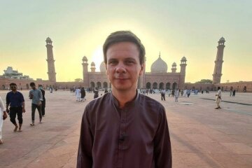 Комаров из «Мир наизнанку» засветил кадры свадьбы в пустыне, удивив подробностями: «Невеста плачет»
