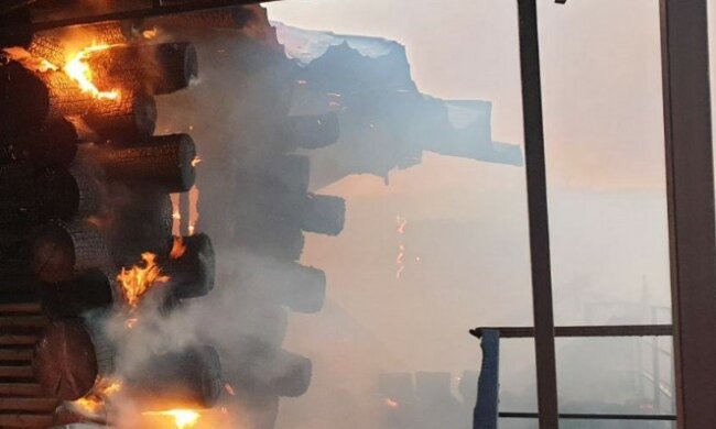 На Харківщині рятувальники вступили в бій з вогнем, пожежа розтягнулася майже на 7 годин: кадри масштабної НП