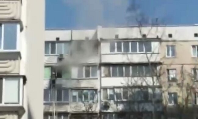 В Киеве загорелась многоэтажка: бабушка оказалась в огненной ловушке на девятом этаже, кадры с места ЧП