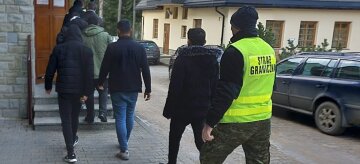Украинец в Польше нелегально провез 12 турков в одной легковушке: кадры и детали необычного преступления