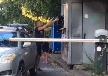 Таксист влаштував погром на парковці в Одесі, відео: "Відмовився платити"