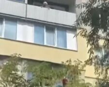 У дітей летіли посуд і праска: пенсіонерка вирішила "вгамувати" галасливих сусідів у Києві, відео
