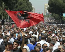 Беспрецедентные протесты в Албании: что требуют митингующие (фото, видео)