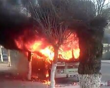 Автобус с бойцами Нацгвардии вспыхнул под Одессой: кадры ЧП попали на видео